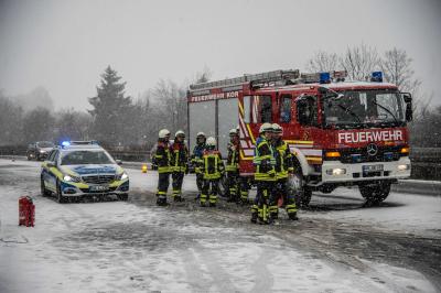 Korb: Pkw kommt bei Schnee von der B14 ab und knallt gegen Baum - 2 Verletzte